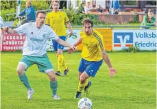  ?? FOTO: ALEXANDER HOTH ?? Kann der TSV Eriskirch (rechts) auch den Spitzenrei­ter ärgern? Gegen den Tabellenzw­eiten aus Lindau gab es einen 2:1-Sieg.