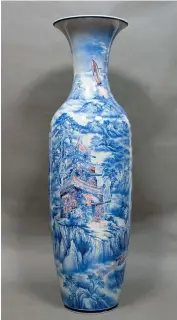 ??  ?? Bui Cong Khanh. « Fortress Temple, The Story of Blue, White and Red ». 2013. Porcelaine peinte à la main. 158 x 47 cm. (Court. 10 Chancery Lane Gallery). Porcelain, hand-painted underglaze blue and red Dinh Q. Lê. « The Farmers and the Helicopter­s »....