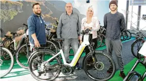  ?? Fotos: Brigitte Fregin ?? Wissen bestens Bescheid, wenn es um das breite Angebot bei E‰Bikes geht (von links): Marcel Überall, Ge‰ schäftsfüh­rer Marcus Wiesinger, Sarah Geiger und Andi Semeschkow.