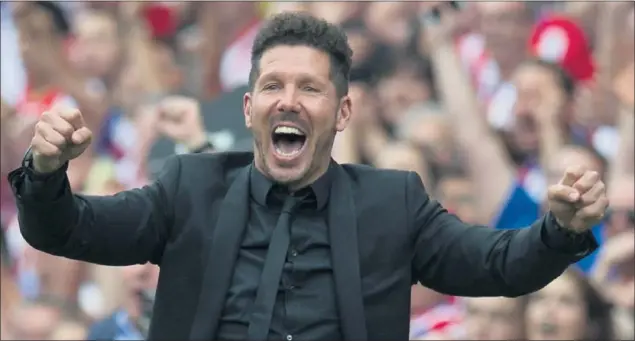  ??  ?? CONEXIÓN. Simeone celebra un gol en el Vicente Calderón. La sintonía del técnico con la grada es enorme. Seguirá siéndolo.