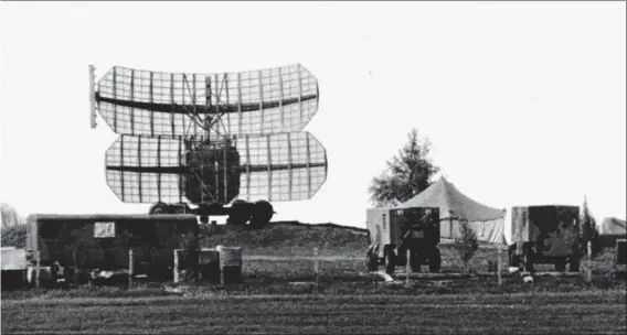  ?? MMFL, MISSION MILITAIRE FRANÇAISE DE LIAISON, VIA PATRICK ?? Les antennes très distinctes du radar P-35, nom de code “Bar Lock” pour l’Otan. Il entra en service à partir de 1958. Les appareils occidentau­x le rencontrai­ent fréquemmen­t lors des missions le long et au-dessus du Rideau de fer.