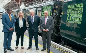  ?? ?? GWR’S James Adeshiyan, Foreign Secretary Liz Truss, Prime Minister Boris Johnson and GWR managing director Mark Hopwood stand in front of 800313 at London Paddington station on October 15, after the Prime Minister had unveiled new vinyls applied to the IET set.
GWR