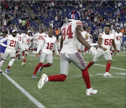  ?? ELISE AMENDOLA - THE ASSOCIATED PRESS ?? Teammates rush to congratula­te New York Giants wide receiver Alonzo Russell (84) after he caught a touchdown pass to win an NFL preseason football game against the New England Patriots, Thursday, Aug. 29, 2019, in Foxborough, Mass.