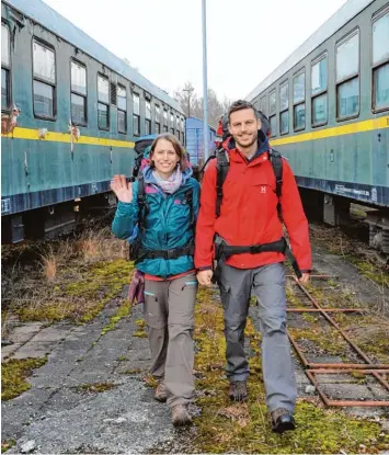  ?? Foto: Bernd Hohlen ?? Leonore Sibeth und Sebastian Ohlert wollen die Welt bereisen – aber nicht mit dem Flugzeug. Sie wollen unter anderem den Zug nutzen oder per Anhalter reisen.