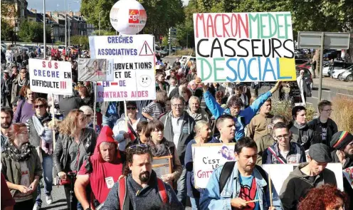  ?? Foto: AFP/Francois Nascimbeni ?? Werfen der Gewerkscha­ft MEDEF gemeinsame Sache mit Macron vor: Demonstrie­rende am 3. Oktober in Amiens