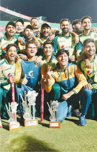  ?? Agence France-presse ?? Pakistan players celebrate with the trophy after winning the fourth Twenty20 match and series against South Africa in Centurion on Friday.