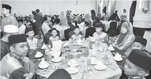  ??  ?? (Gambar atas) SEBAHAGIAN daripada anak yatim dan asnaf yang hadir di majlis berbuka puasa pada Selasa. (Gambar kiri) ROSNAH (tujuh kiri) bergambar kenangan bersama anak-anak yatim dan asnaf.