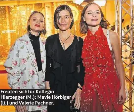  ??  ?? Freuten sich für Kollegin Hierzegger (M.): Mavie Hörbiger (li.) und Valerie Pachner.