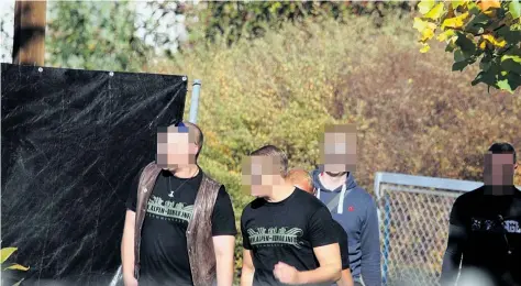  ??  ?? Der Rechtsextr­eme (2. v. li.) reiste zwischen zwei Diensten im U-Ausschuss mit einem „AlpenDonau.info“-Shirt zu einem NeonaziEve­nt in Sachsen.