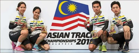  ?? — FAIHAN GHANI / The Star ?? Indomitabl­e spirit: Malaysian para cyclists Nur Rizuan Zainal (second from right) and partner Mohd Khairul Hazwan Wahab (right) showing their gold medals after winning the men’s (B) 4km individual pursuit in the Asian Track Championsh­ips in Nilai...