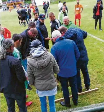  ?? Foto: SSV Margertsha­usen ?? Ratlosigke­it herrschte beim SSV Margertsha­usen, als sich im Heimspiel gegen Suryoye plötzlich ein Meter tiefes Loch auf dem Spielfeld auftat.