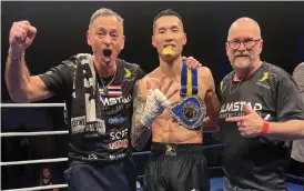  ?? BILD: PRIVAT ?? Kenny Hong jublar efter Sm-guldet i -63 kilo. Han flankeras av coachen Rene Bon Costa (till vänster) och Halmstad Fight Academys ordförande Mats Carlsson.