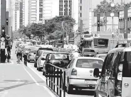  ?? Fábio Vieira/FotoRua/Folhapress ?? Trânsito congestion­ado na avenida Paulista, perto da rua Pamplona, na região central, após semáforos ficarem desligados por causa de apagão; bairros das zonas oeste e sul da capital foram os mais afetados