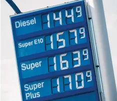  ?? Foto: Julian Stratensch­ulte, dpa ?? Die Anzeige einer Tankstelle an der Autobahn A7 Anfang Juni. Die steigenden Ölprei‰ se sorgen auch für teures Benzin.