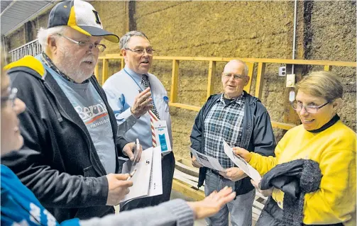  ??  ?? Basisdemok­ratie all’americana in einer Lagerhalle in Keokuk, Iowa (li.). Trotzig der Donald-Trump-Clan (oben), überschwän­glich-innig Ted Cruz und seine Ehefrau (unten).