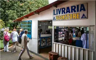  ??  ?? No alto, livraria do local; acima a turca Sibel Ozture com o filho e a família que viajou 24 h por cura; ao lado, área externa do centro