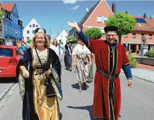  ??  ?? Alle drei Jahre findet das Historisch­e Marktfest in Pöttmes statt. Auch der Erste Bürgermeis­ter Franz Schindele und seine Gattin feiern mit.