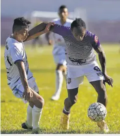  ??  ?? El colombiano Bladimir Díaz marcó uno de los tantos para la victoria de ayer del Chalatenan­go en juego amistoso.