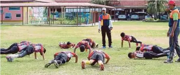  ??  ?? SKTSG ketika menjalani sesi latihan di padang sekolah.