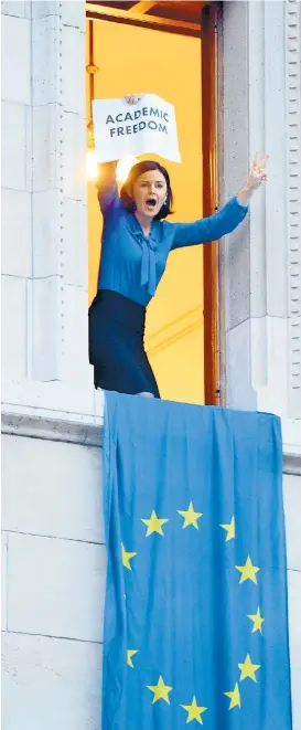  ??  ?? Im ungarische­n Parlament waren Proteste gegen das Anti-CEU-Gesetz eher die Ausnahme. Im Bild die Sozialdemo­kratin Ágnes Kunhalmi.