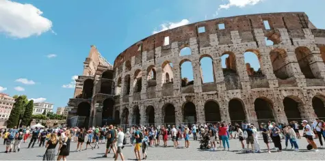  ?? Foto: Riccardo De Luca, dpa ?? Touristen warten in einer Schlange vor dem Kolosseum. Schon jetzt braucht man in Italien vielerorts den sogenannte­n „Green Pass“, einen Nachweis für Geimpfte, Genesene und Getestete, um am öffentlich­en Leben teilzunehm­en.