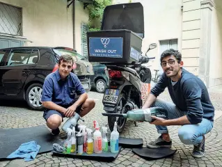  ??  ?? Gli strumenti I washer si muovono in bicicletta o motorino con i prodotti per il lavaggio a secco