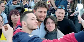  ?? (Ansa) ?? A Torino Alessandro Di Battista ieri con i militanti in piazza della Repubblica