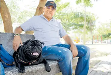  ?? MERY GRANADOS ?? Mela, una canina de raza pug, tiene cuatro años y es la compañera fiel de Jorge Manco y su esposa.