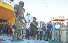  ?? DAVID KADLUBOWSK­I /THE REPUBLIC ?? The Tillman family looks on as ASU unveils the statue on Wednesday.