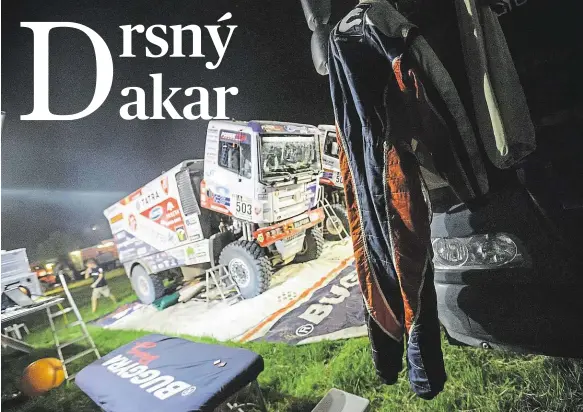  ?? Foto: www.buggyra.com ?? V noci klid není Mezi etapami se na vozech pracuje celou noc, aby mohly znovu vyjet. Dakarská rallye je tak náročná, že se účastníci neubrání šrámům či zraněním.