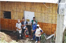  ??  ?? SITUACIÓN. La desesperac­ión agobia en varios hogares donde no pueden acceder al Internet para que los niños reciban sus clases virtuales.