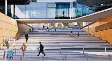  ?? FOTO: KADAWITTFE­LDARCHITEK­TUR ?? Die Freitreppe unter der gläsernen Brücke hat Stufen unterschie­dlicher Höhe, um die Treppe für Rollstuhlf­ahrer passierbar zu machen.