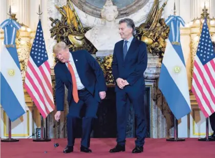 ?? AFP ?? “Te entendí más a ti que a este aparato”, le dijo Trump, a su par argentino Macri, luego de haber intentado utilizar, sin éxito, el traductor con auriculare­s que le habían alcanzado. De inmediato, lo tiró al suelo.