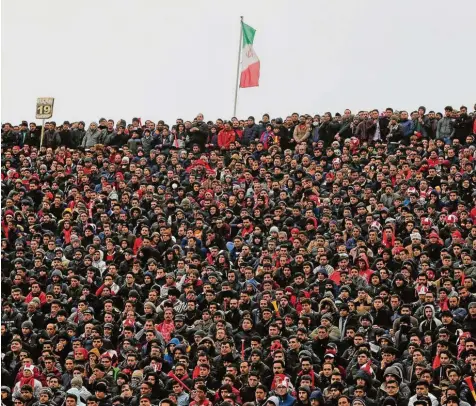  ?? Foto: Imago Images ?? Bislang ist es im Iran ausschließ­lich Männern erlaubt, Fußballspi­ele im Stadion zu verfolgen. Frauen sollen so vor dem Anblick halb nackter Männer geschützt werden, lautet die Begründung des Regimes. Das soll sich nun ändern.