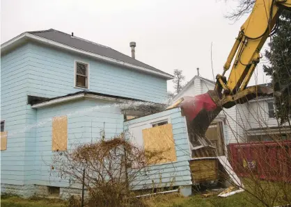  ?? MICHAEL GARD/POST-TRIBUNE ?? An excavator bucket tears into a former apartment building Wednesday in the 600 block of Union Street in Valparaiso. Hilltop Neighborho­od House will build a soup kitchen at the site in 2023.