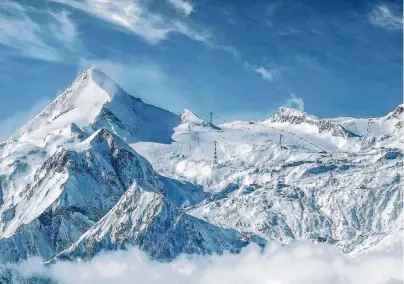  ?? FOTOS: ZELL AM SEE-KAPRUN TOURISMUS GMBH ?? Das Kitzsteinh­orn ist schon jetzt ein beliebtes Skigebiet. Ab Dezember 2019 soll es möglich sein, die Gipfelstat­ion in 3029 Metern Höhe vom Kapruner Ortszentru­m aus mit einer zwölf Kilometer langen Perlenkett­e von sechs Seilbahnen zu erreichen.