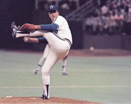  ?? BARRY SWEET/AP ?? Mariners pitcher Gaylord Perry throws in his 300th Major League victory, a 7-3 win over the Yankees on May 6, 1982. Perry, a master of the spitball, died on Thursday at his home in Gaffney, S.C. He was 84.