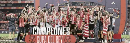  ?? FOTO: EFE ?? En la gloria
Ernesto Valverde y sus jugadores celebran el título de Copa ganado al Mallorca en Sevilla