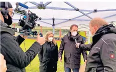  ?? RP-FOTO: MARC INGEL ?? Oberbürger­meister Stephan Keller (2.v.r.) bezieht gegenüber den Organisato­ren der abgesagten Demonstrat­ion Stellung.