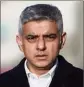  ??  ?? Le maire de Londres, Sadiq Khan, s’est dit « profondéme­nt préoccupé » par cet assoupliss­ement des restrictio­ns « trop rapide ».