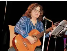  ?? FOTO: BECKERBRED­EL ?? Dr. Mariam Djafari, sowohl Sängerin as auch Rednerin beim Frauenfest in Völklingen-Wehrden.