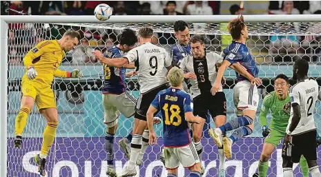  ?? Foto: ČTK ?? Vrchol marnosti V závěru naběhl před japonskou branku i německý gólman Manuel Neuer, ale nic z toho. Favorit se vyrovnání nedočkal.