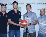  ?? NURIS A.P/JAWA POS ?? JEDA: Dari kiri, pelatih PJ Johanis Winar, pemain PJ Ponsianus Nyoman Indrawan, pemain Stapac Fandi Andika Ramadhani, dan asisten pelatih Stapac A.F. Rinaldo pada konferensi pers jelang semifinal IBL kemarin.