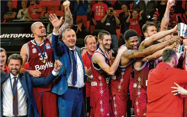  ??  ?? Die Basketball­er des FC Bayern München haben im Gegensatz zu den Fußballern noch nicht allzu viele Titel gewonnen und entspreche­nd ausgelasse­n wurde in der Arena der Pokalsieg gefeiert.