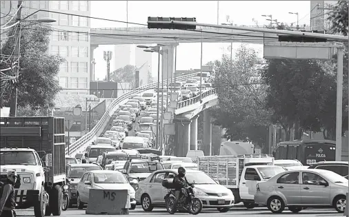  ??  ?? Vecinos del conjunto habitacion­al Torres de San Antonio bloquearon la avenida San Antonio, lo cual provocó una intensa congestión vial. Los inconforme­s demandaron el suministro de agua ■ Foto María Luisa Severiano