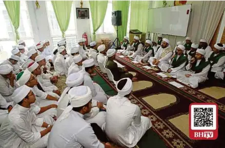  ?? (Foto Eizairi Shamsudin/bh) ?? Mohd Sobri bersama pelajar membuat latihan selawat ke atas Rasulullah SAW di Pusat Kecemerlan­gan Pengajian Islam Baitussaad­ah di Kota Damansara.