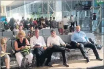  ?? FOTO: TWITTER ?? Javier Bordas, Raül Sanllehí y Òscar Grau, en el aeropuerto de El Prat antes de tomar el vuelo que les llevó a Alemania para negociar el fichaje de Dembélé