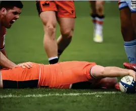  ?? ?? Dave Cherry stretches over the line to score a try for Edinburgh