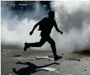  ?? Bild: Themba Hadebe/tt/ap ?? En man springer bort från tårgas i samband med att en butik plundrats i Germiston, öster om Johannesbu­rg, i förra veckan.