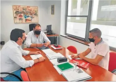  ??  ?? Javier Bello y Curro Martínez, reunidos ayer con el portavoz municipal del PSOE.